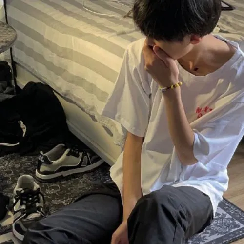 有点微丧的真人半身部位男生不露脸头像图片第1张