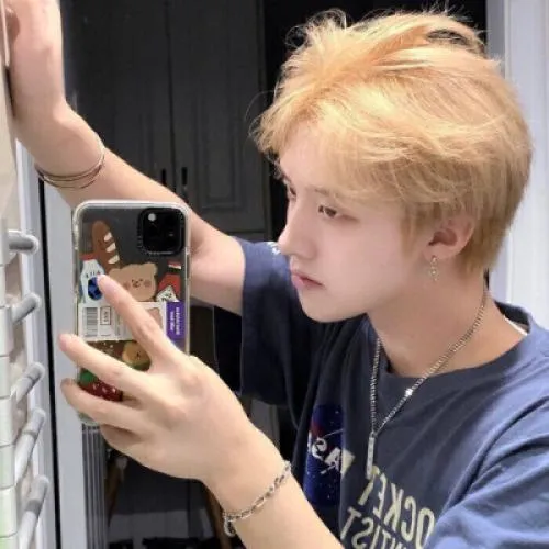 帅气高冷男生真人头像图片第1张