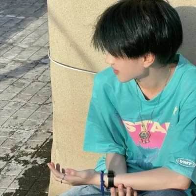 ins风格文艺范男生真人头像第1张