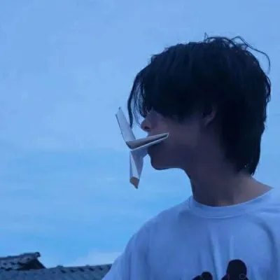 高清男生伤心头像蓝色高清图片第1张