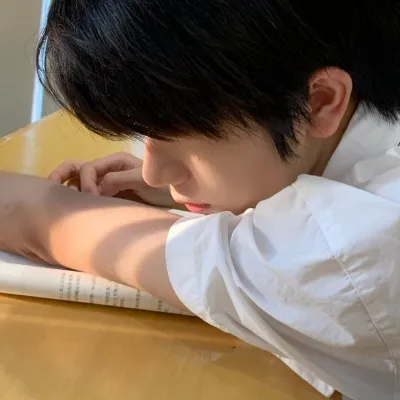 露半张脸的男生个性头像高清图片第1张