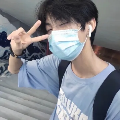 清新阳光头像男口罩帅气图片第1张