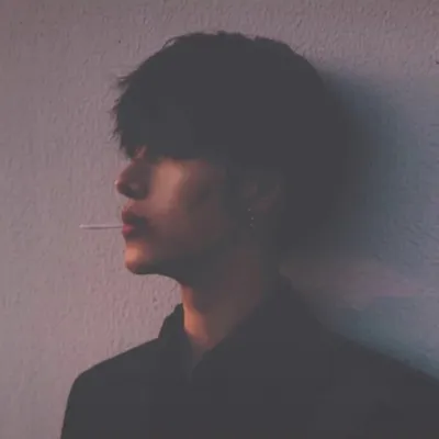 蒙眼低头侧脸帅哥头像第1张