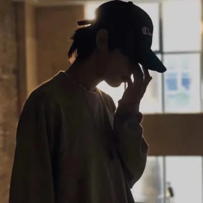 简约干净男头文艺范十足 让女生着迷的超级帅哥头像第1张