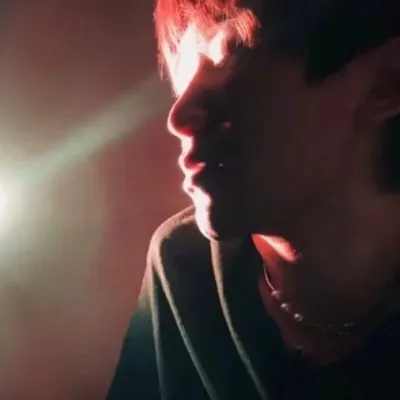 ins风高冷个性帅气的侧脸男生头像图片第1张