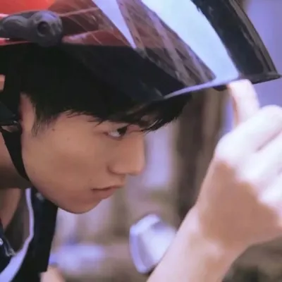 高级感港风小众男头,高清帅气的港风头像男小众图片第1张