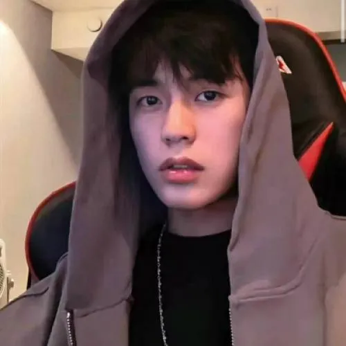 干净高端的小众头像男第1张