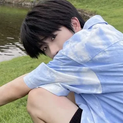 蓝色系又超级温柔的帅气男生真人头像第1张