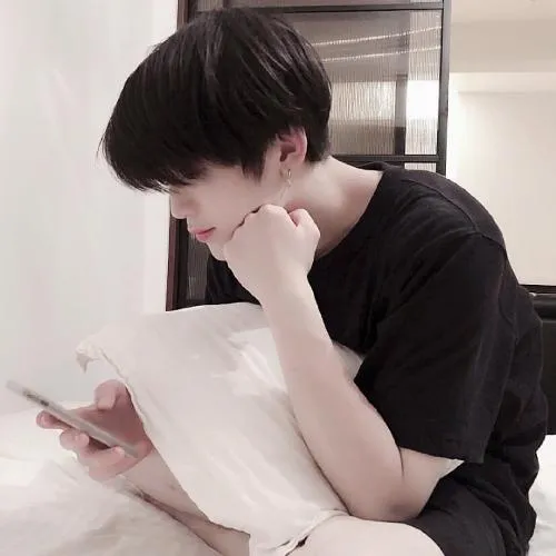 2021好看眼神充满自然男生头像冷酷帅气图片第1张