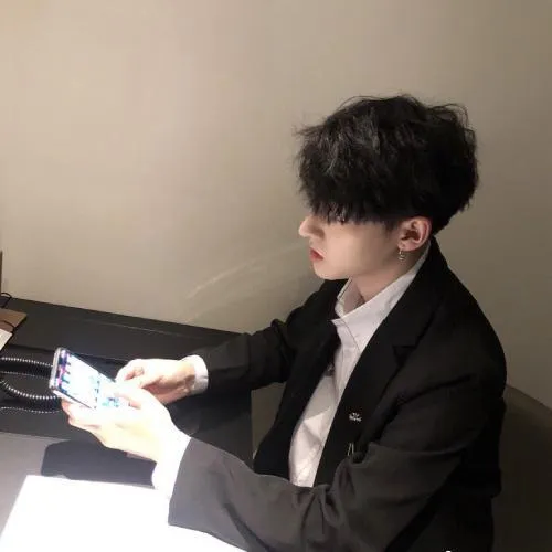 手机控帅哥头像图片第1张