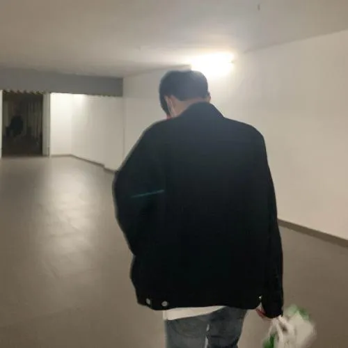 男生头像简单干净图片第1张