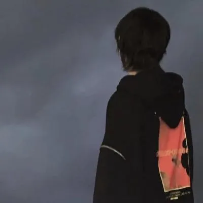 不露脸的男头ins高级质感头像第1张