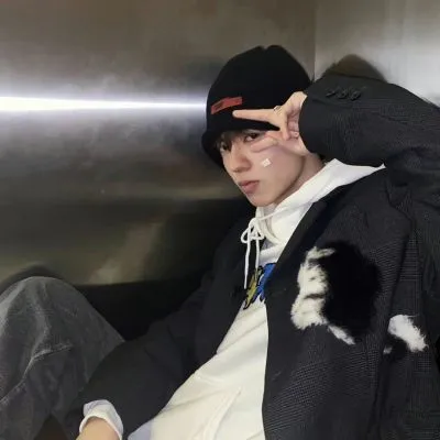 高端气质男生头像最新款第1张