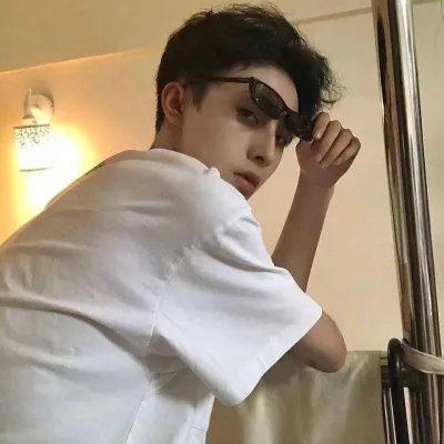 戴墨镜的酷炫的男孩子头像图片第1张