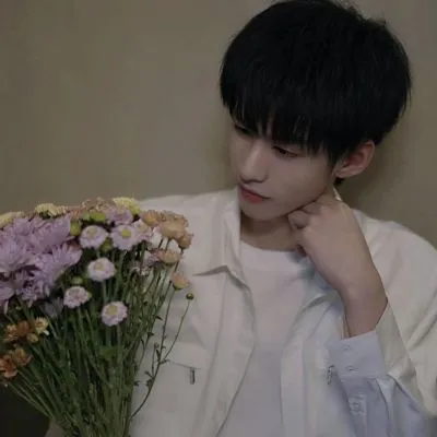 看起来成熟帅气的男生头像图片第1张