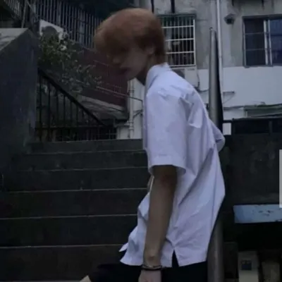 悲伤的失恋男生头像图片第1张