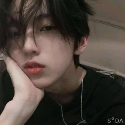 低调时尚又稳重的男生头像第1张