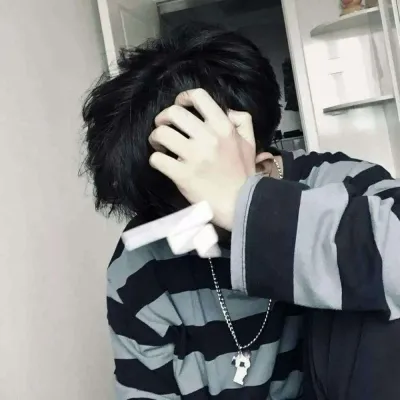 冷傲成熟男人微信头像图片第1张