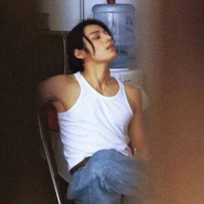 男生失恋悲伤头像图片第1张