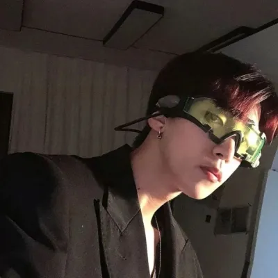 冷酷高傲r 男生头像图片第1张