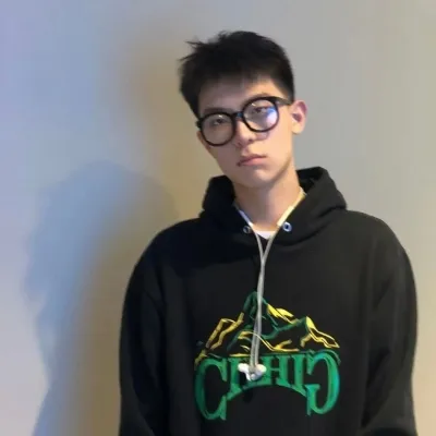 悲伤的男人头像图片第1张