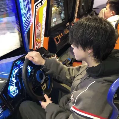 短发帅气男生头像高清第1张