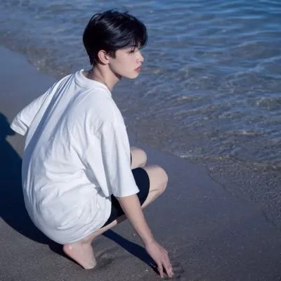 气质西装男生头像第1张