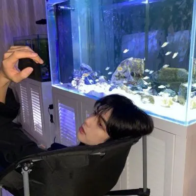 港风时尚男生头像图片第1张