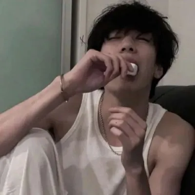 低调帅气的男生头像图片第1张