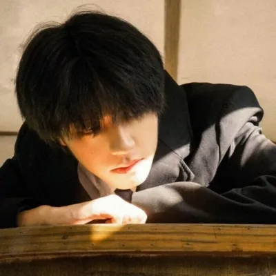 冷酷男生侧脸头像第1张