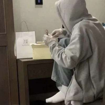 2022高冷唯美男头图片第1张