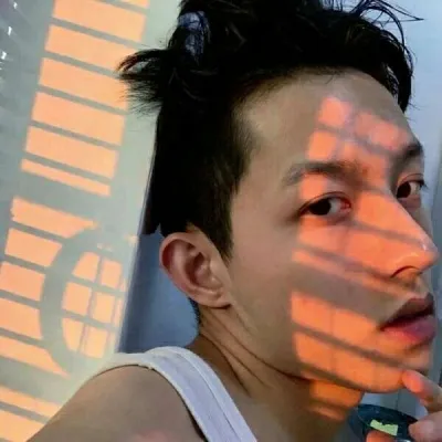 悲伤的男生头像图片第1张