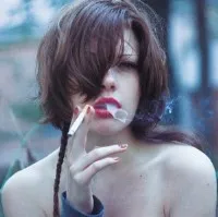 另类Feel女生头像第1张