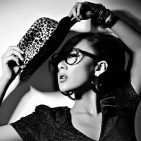 妖娆黑白女生凄美qq头像第1张