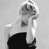 伤感的女生黑白qq头像第1张