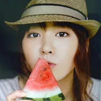 清凉夏日西瓜美女头像第1张