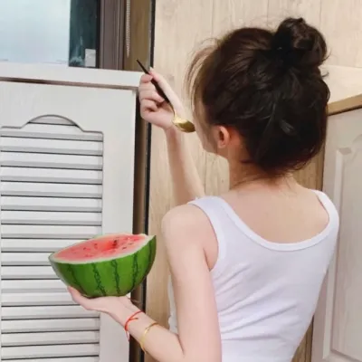 吃西瓜的女孩头像第1张