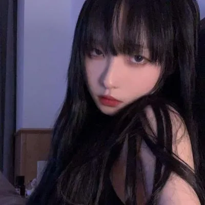 2021干净时尚高冷女头像第1张