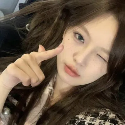 女孩很俏皮的又十分好看的头像图片第1张