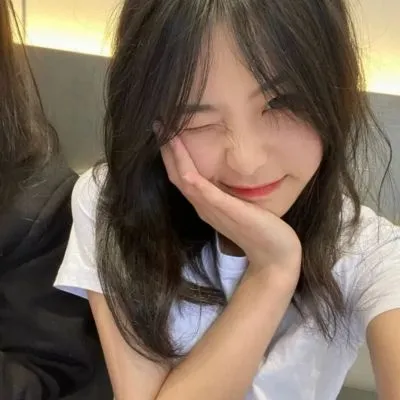 微风中很温柔的女生微信头像第1张