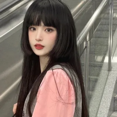 极简风格美女微信头像图片第1张