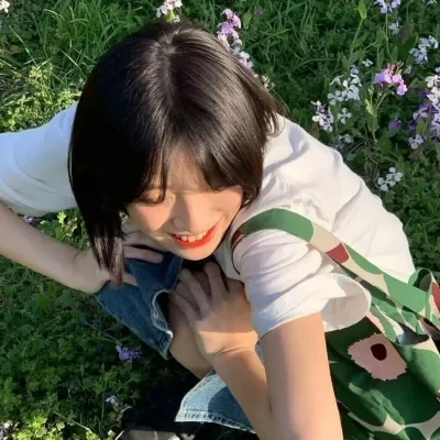 消沉悲伤的女生微信头像第1张