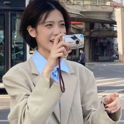 正脸大眼长头发美女微信头像第1张