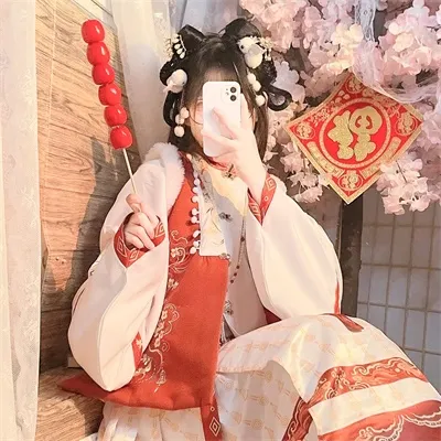 脸蛋精致的女生头像图片第1张