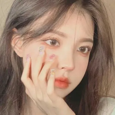 短头发冷傲女生头像图片第1张