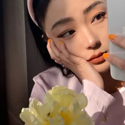 真人悲伤女生头像图片第1张