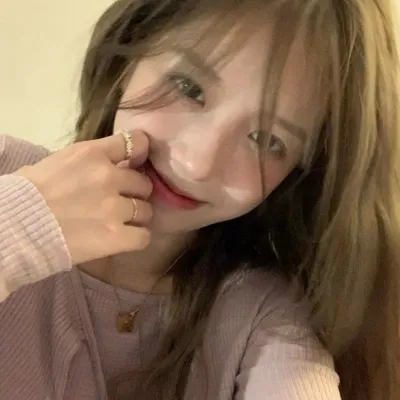 女生悲伤的头像图片第1张