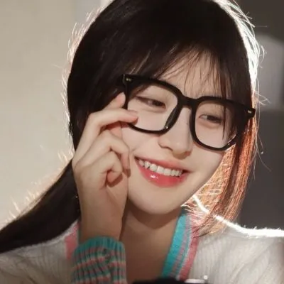 唯美暖色调女生头像第1张