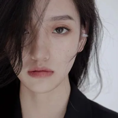 冷酷迷人美女头像图片第1张