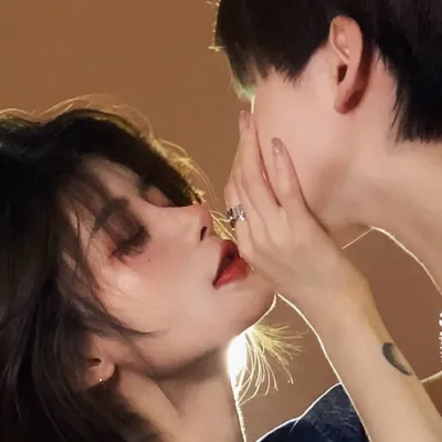 甜到炸裂情侣头像亲吻真人好看第1张